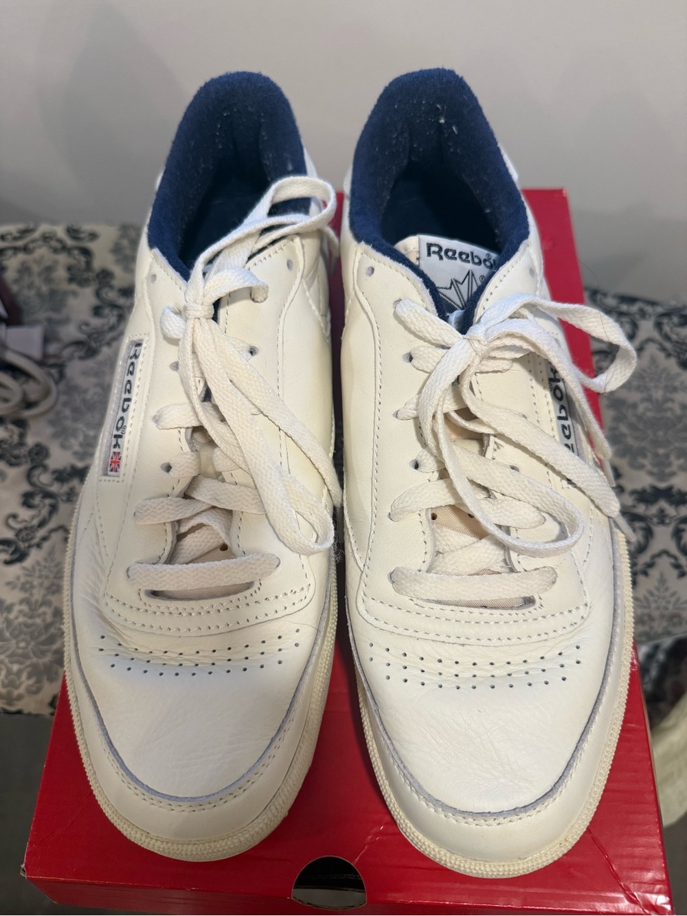 Reebok Club C vintage Men’s Classic Leather Sneakers in White and Navy size 10